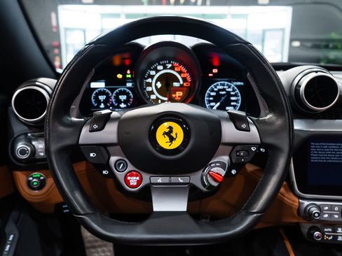 Certified 2020 Ferrari Portofino RWD image 5