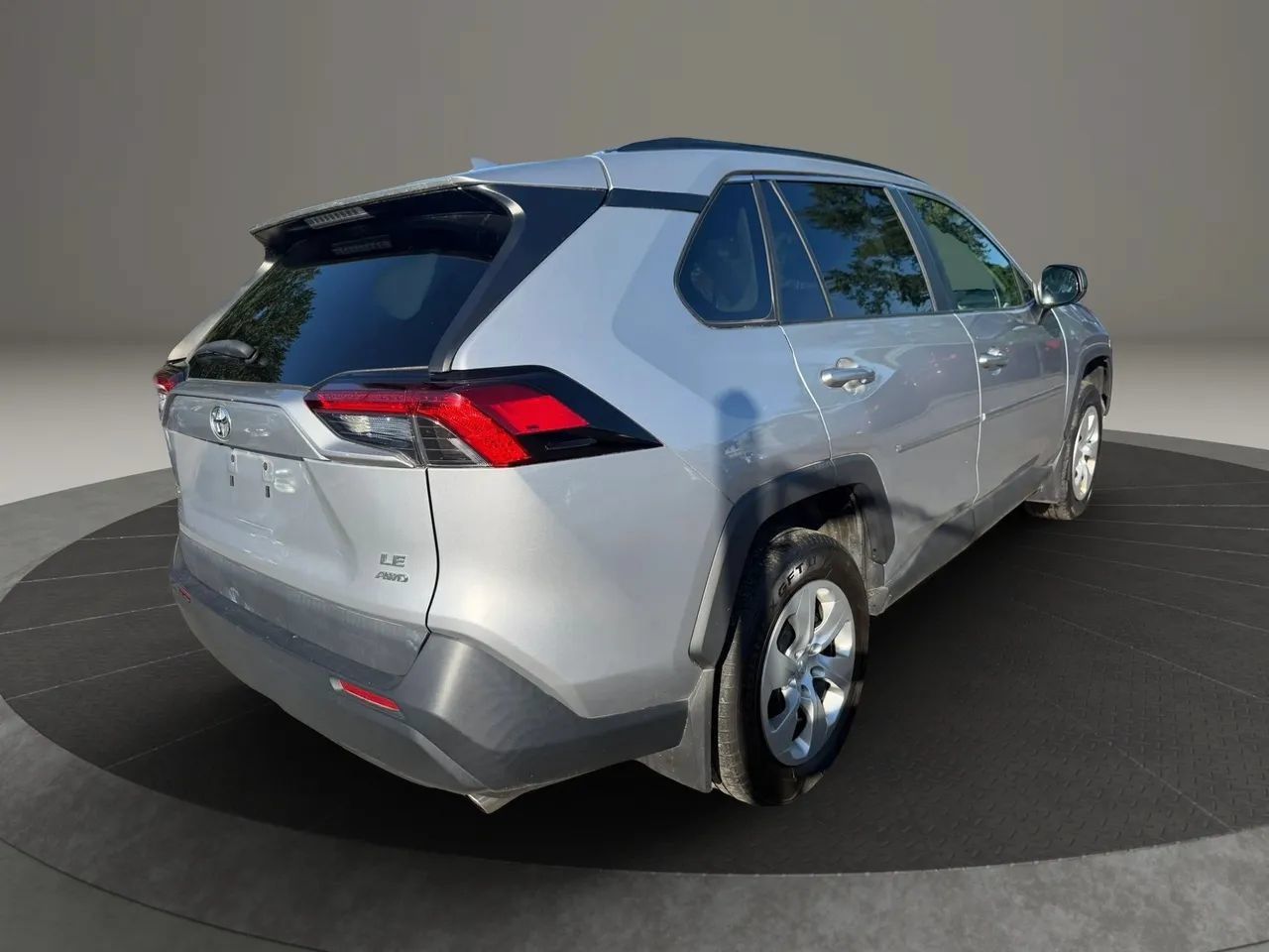 Used 2021 Toyota RAV4 LE AWD/4WD image 5