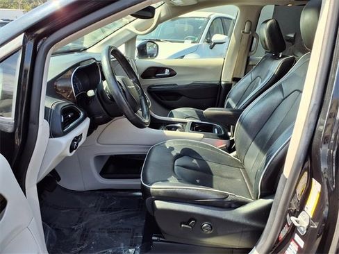 Used 2022 Chrysler Pacifica Limited image 13