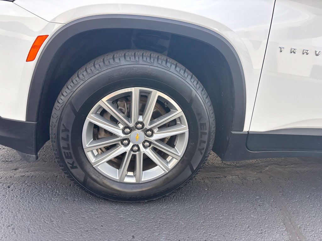 Used 2023 Chevrolet Traverse LT FWD image 9