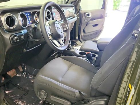 Used 2023 Jeep Gladiator Overland w/ Cold Weather Group AWD/4WD image 22