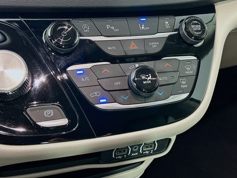 Used 2024 Chrysler Pacifica Touring-L FWD image 23