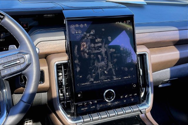 Used 2026 GMC Yukon Denali Ultimate AWD/4WD image 9