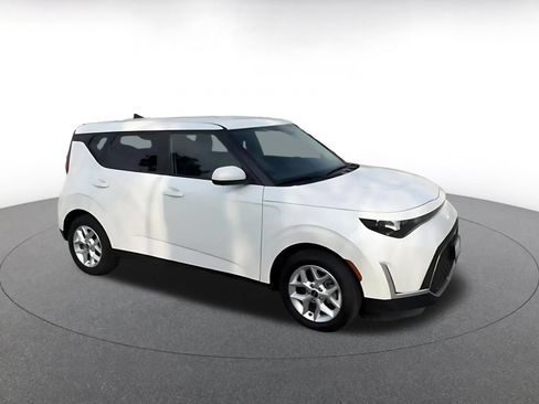 Used 2025 Kia Soul LX w/ LX Technology Package FWD image 2