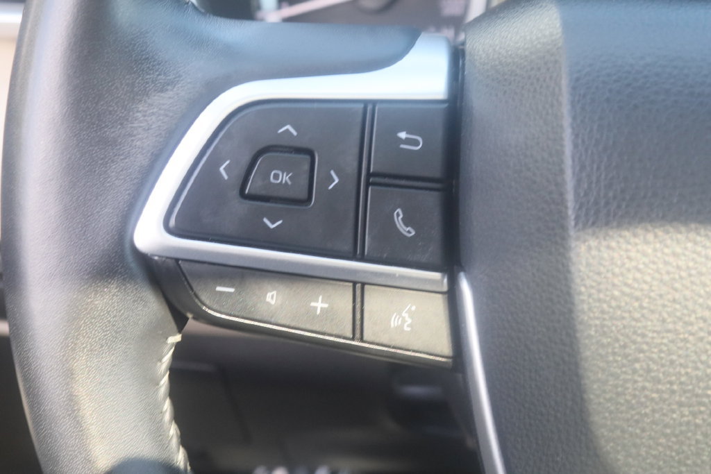 Used 2025 Toyota Highlander XLE AWD/4WD image 10