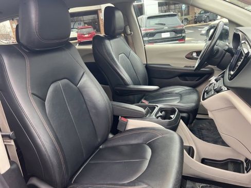 Used 2017 Chrysler Pacifica Touring-L image 29