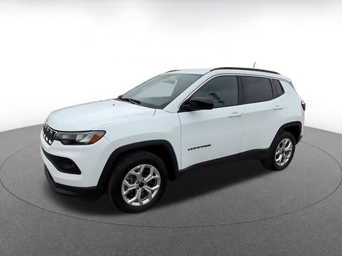 Used 2025 Jeep Compass Latitude AWD/4WD image 8