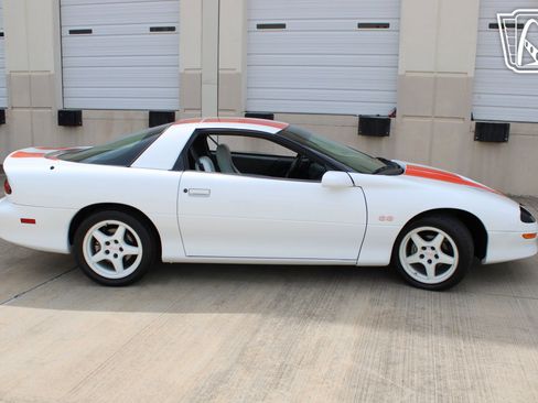 Used 1997 Chevrolet Camaro SS w/ Preferred Equipment Group 2 RWD image 15