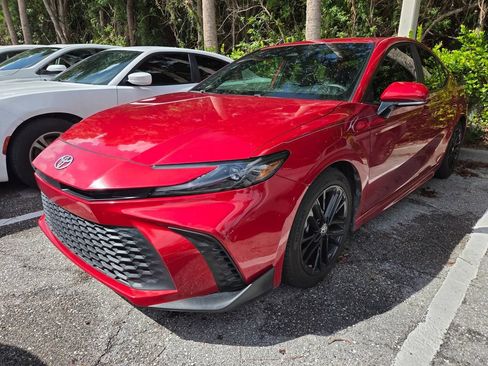 Used 2025 Toyota Camry SE w/ Convenience Package FWD image 3