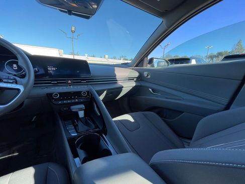 Used 2025 Hyundai Elantra SEL image 33