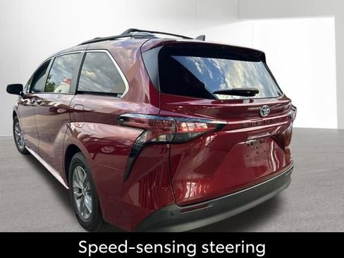 Used 2021 Toyota Sienna XLE w/ XLE Plus Package FWD image 8