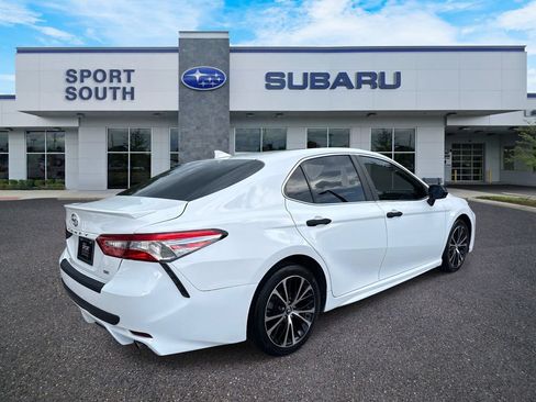 Used 2020 Toyota Camry SE FWD image 3