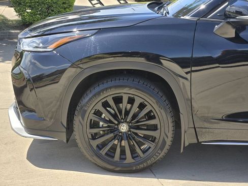 Used 2023 Toyota Highlander XSE FWD image 6