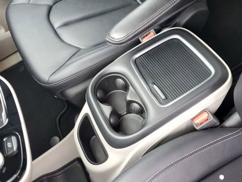 Certified 2024 Chrysler Pacifica Touring-L image 20