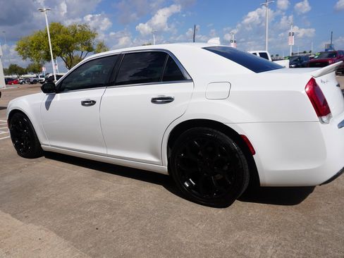Used 2020 Chrysler 300 Limited image 4