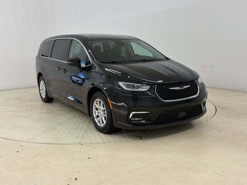 Used 2023 Chrysler Pacifica Touring-L FWD image 7