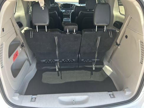 Used 2023 Chrysler Pacifica Limited FWD image 10