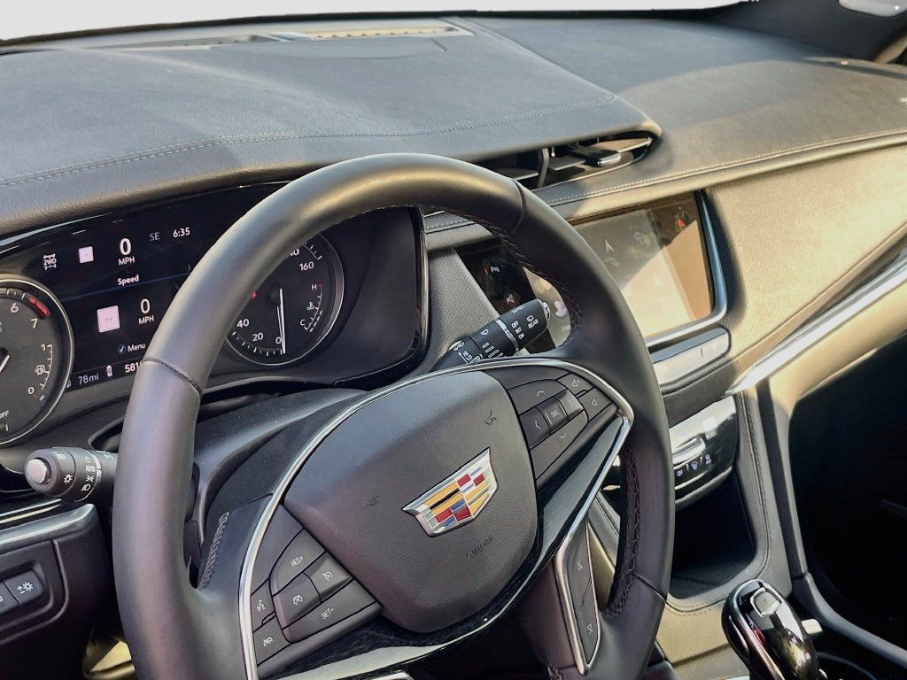Used 2025 Cadillac XT5 Premium Luxury w/ Technology Package AWD/4WD image 9