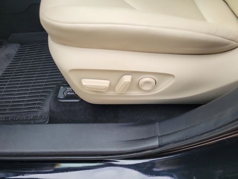 Used 2023 Toyota Highlander XLE FWD image 14