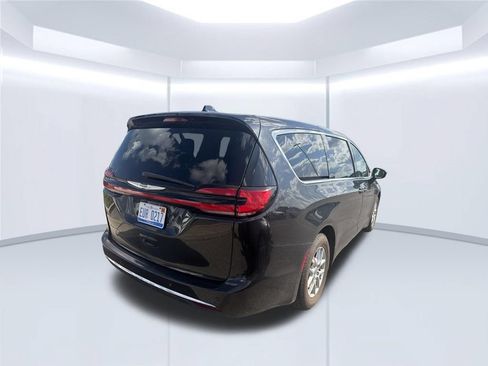 Used 2023 Chrysler Pacifica Touring-L FWD image 4