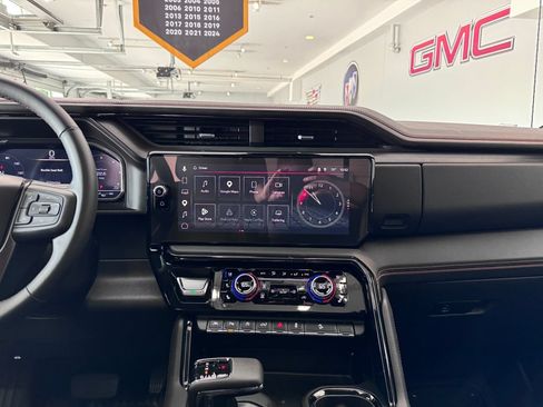 Certified 2025 GMC Sierra 1500 AT4 w/ AT4 Premium Package AWD/4WD image 19