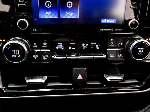 Used 2022 Toyota Highlander XLE image 26