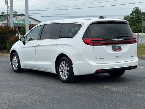 Used 2023 Chrysler Pacifica Touring-L FWD image 7