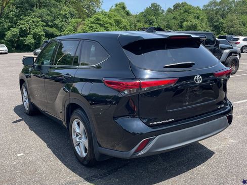 Used 2021 Toyota Highlander LE AWD/4WD image 6