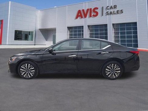 Used 2025 Nissan Altima 2.5 SV FWD image 11
