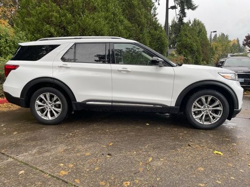 Used 2023 Ford Explorer Limited image 3