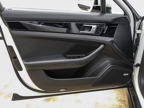 Used 2019 Porsche Panamera 4 image 41