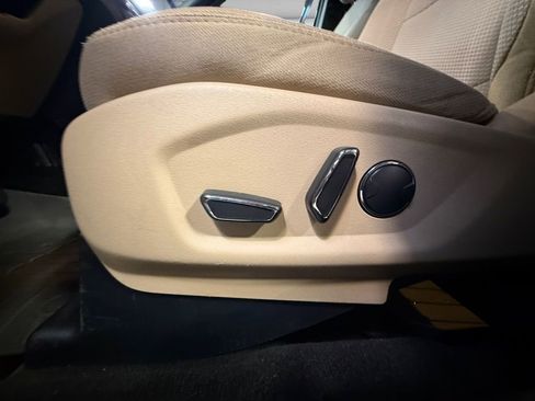 Used 2017 Ford Explorer XLT image 15