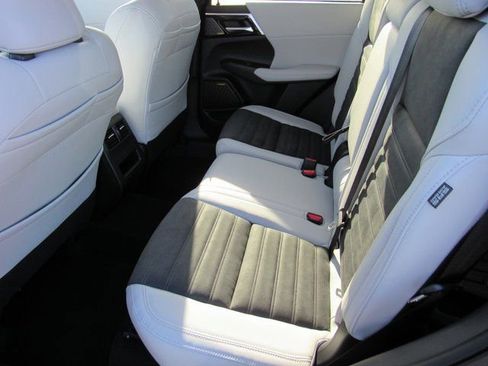 New 2025 Mitsubishi Outlander SE image 9