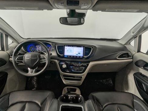 Used 2023 Chrysler Pacifica Touring-L image 26