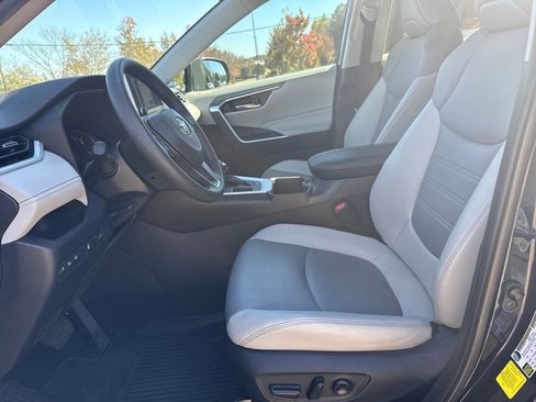 Used 2023 Toyota RAV4 XLE Premium image 10