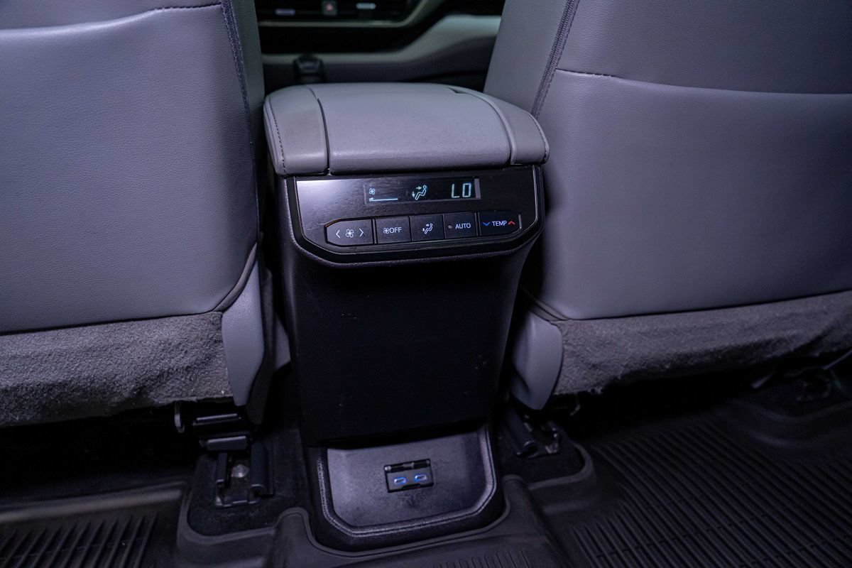 Used 2022 Toyota Highlander XLE AWD/4WD image 25