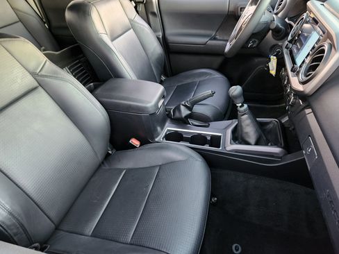 Used 2022 Toyota Tacoma TRD Sport image 17