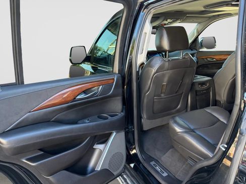 Used 2017 Cadillac Escalade Luxury AWD/4WD image 14
