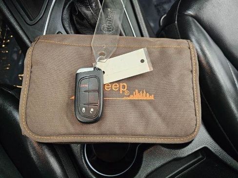 Used 2019 Jeep Cherokee Latitude Plus w/ Comfort/Convenience Group FWD image 32