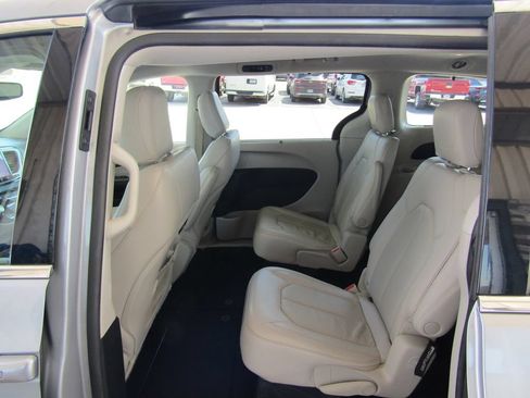 Used 2021 Chrysler Pacifica Touring-L FWD image 33