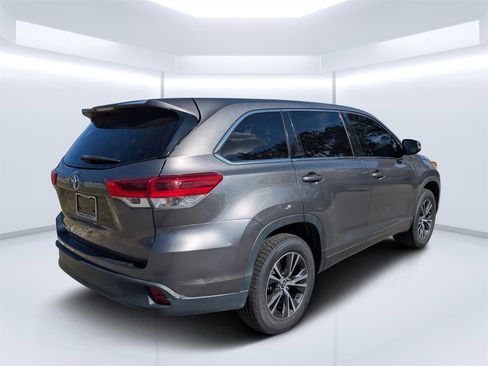 Used 2018 Toyota Highlander LE image 3