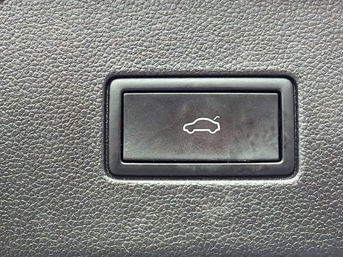 Used 2024 Volkswagen Atlas SE FWD image 12