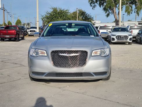 Used 2019 Chrysler 300 Touring w/ Chrome Appearance Package image 8