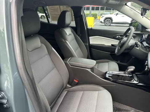 Used 2025 Chevrolet Trax LT FWD image 29
