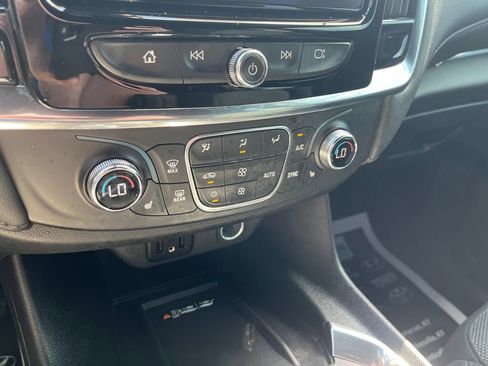 Used 2023 Chevrolet Traverse LT FWD image 19