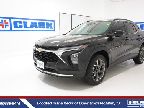 Used 2025 Chevrolet Trax LT w/ Driver Confidence Package image 1