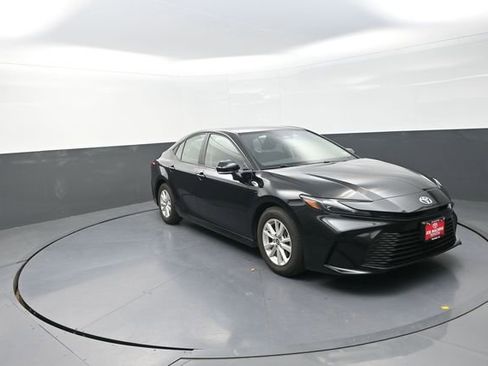 Used 2025 Toyota Camry LE image 26