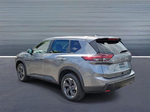 Used 2024 Nissan Rogue SV image 4