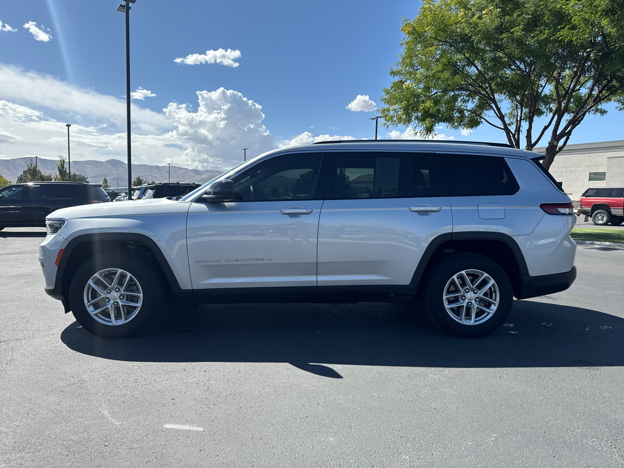 Used 2022 Jeep Grand Cherokee L Laredo w/ Luxury Tech Group I AWD/4WD image 4