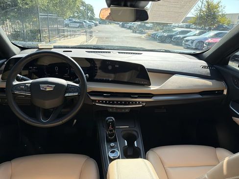 Used 2024 Cadillac XT4 Luxury w/ Cold Weather Package FWD image 33